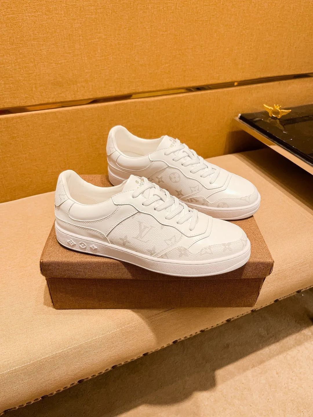 Men's shoes💰 400💰[LV]🔥Louis Vuitton, high-end men's shoes brand, official website 1:1 latest masterpiece: the upper is made of Italian imported first-layer cowhide with a comfortable and breathable lining➕original non-slip and wear-resistant outsole🔥, making walking more convenient and comfortable! An exclusive new model, a stunning work, a beautiful 1:1 replica [color] compared to the official quality! Create a fashionable personality to set off your uniqueness! A must-have for trendy men! Classic🔥Size: 38-44 Color: 🔥Multiple colors available🔥